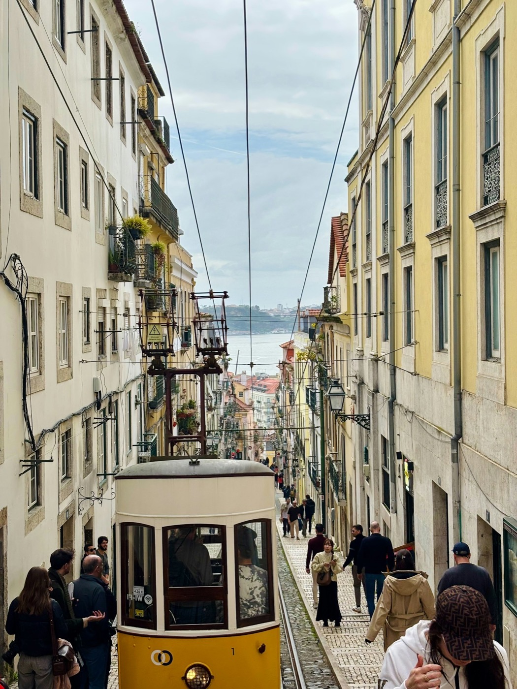 Rua de Lisboa com vista para o rio